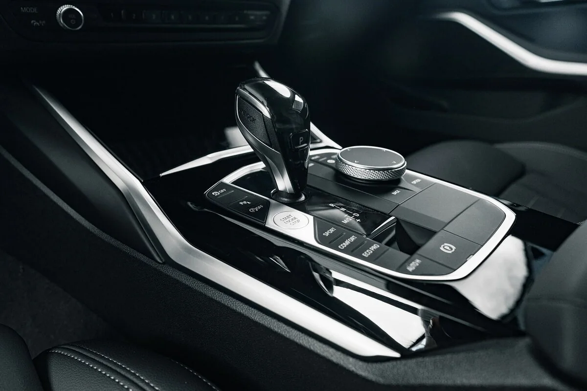 Levier de vitesse interieur - Location Voiture Tirana
